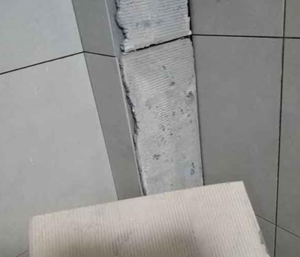 大埔瓷砖空鼓维修公司分享下厨房瓷砖脱落的补救措施。